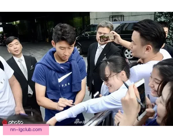 孙兴慜与远道而来的英国球迷亲切合影 温暖瞬间展现无国界友谊 孙兴慜与远道而来的英国球迷亲切合影 温暖瞬间展现无国界友谊